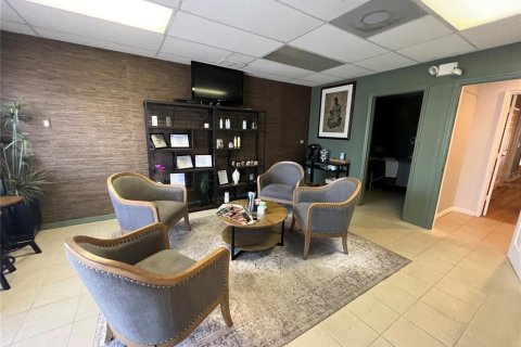 Propiedad comercial en alquiler en Tampa, Florida, 423.63 m2 № 1531717 - foto 8