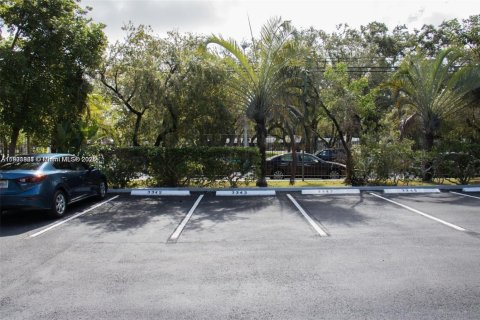 Touwnhouse à vendre à Miami, Floride: 1 chambre, 63.17 m2 № 1955485 - photo 13