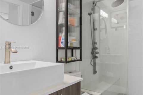 Townhouse in Miami, Florida 1 bedroom, 63.17 sq.m. № 1955485 - photo 14