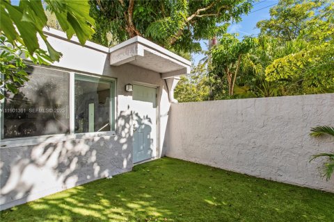 Townhouse in Miami, Florida 1 bedroom, 63.17 sq.m. № 1955485 - photo 16