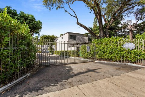 Townhouse in Miami, Florida 1 bedroom, 63.17 sq.m. № 1955485 - photo 22