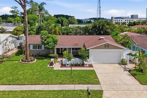 House in Largo, Florida 3 bedrooms, 149.39 sq.m. № 2305089