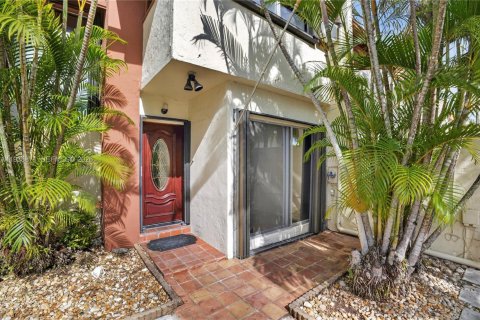 Adosado en venta en Miami, Florida, 3 dormitorios, 156.08 m2 № 1996704 - foto 1