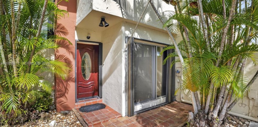 Adosado en Miami, Florida 3 dormitorios, 156.08 m2 № 1996704