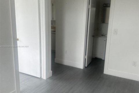 Villa ou maison à louer à Miami, Floride: 983.28 m2 № 1748691 - photo 1