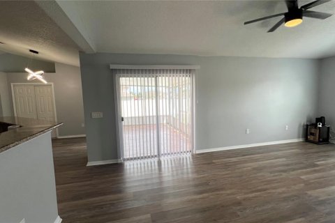 House in Kissimmee, Florida 4 bedrooms, 142.6 sq.m. № 2101320 - photo 5