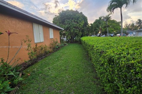 House in Miami, Florida 4 bedrooms, 123.56 sq.m. № 2060590 - photo 14