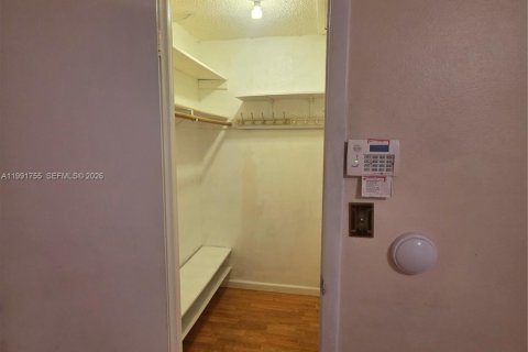 House in Miami, Florida 4 bedrooms, 123.56 sq.m. № 2060590 - photo 10