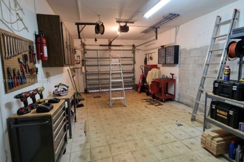 House in Miami, Florida 4 bedrooms, 123.56 sq.m. № 2060590 - photo 20