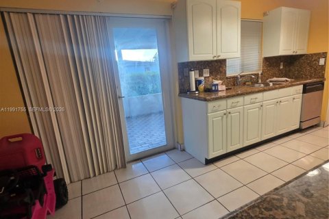 House in Miami, Florida 4 bedrooms, 123.56 sq.m. № 2060590 - photo 4