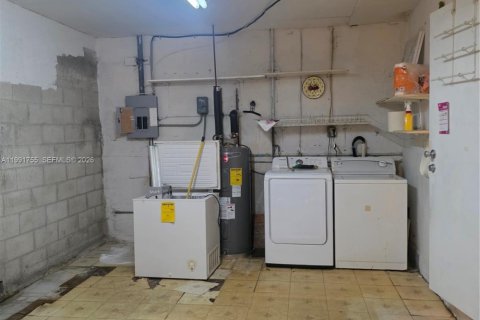 House in Miami, Florida 4 bedrooms, 123.56 sq.m. № 2060590 - photo 7