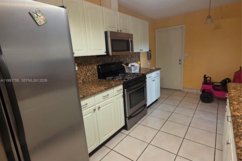 House in Miami, Florida 4 bedrooms, 123.56 sq.m. № 2060590 - photo 3