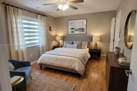 House in Miami, Florida 4 bedrooms, 123.56 sq.m. № 2060590 - photo 18