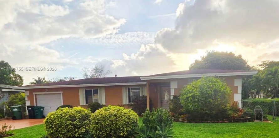 House in Miami, Florida 4 bedrooms, 123.56 sq.m. № 2060590