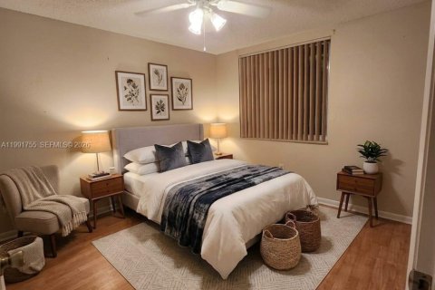 House in Miami, Florida 4 bedrooms, 123.56 sq.m. № 2060590 - photo 17