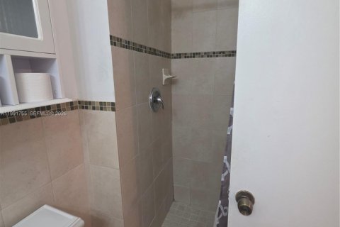 House in Miami, Florida 4 bedrooms, 123.56 sq.m. № 2060590 - photo 9