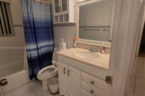 House in Miami, Florida 4 bedrooms, 123.56 sq.m. № 2060590 - photo 13