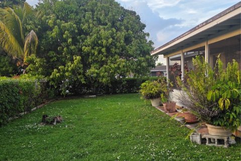 House in Miami, Florida 4 bedrooms, 123.56 sq.m. № 2060590 - photo 16