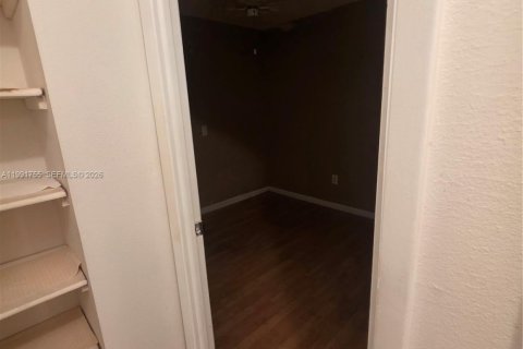 House in Miami, Florida 4 bedrooms, 123.56 sq.m. № 2060590 - photo 12