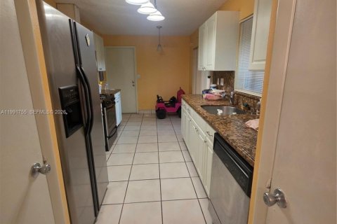 House in Miami, Florida 4 bedrooms, 123.56 sq.m. № 2060590 - photo 2