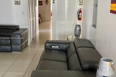 Villa ou maison à louer à Miami, Floride: 10 chambres, 284.19 m2 № 1990741 - photo 1