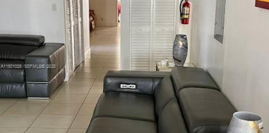 Villa ou maison à Miami, Floride 10 chambres, 284.19 m2 № 1990741