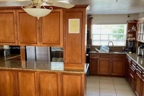 Villa ou maison à louer à Miami, Floride: 10 chambres, 284.19 m2 № 1990741 - photo 3
