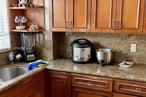 Villa ou maison à louer à Miami, Floride: 10 chambres, 284.19 m2 № 1990741 - photo 2