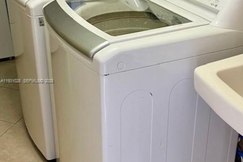 Villa ou maison à louer à Miami, Floride: 10 chambres, 284.19 m2 № 1990741 - photo 5