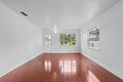 House in Tampa, Florida 4 bedrooms, 115.38 sq.m. № 1873560 - photo 8