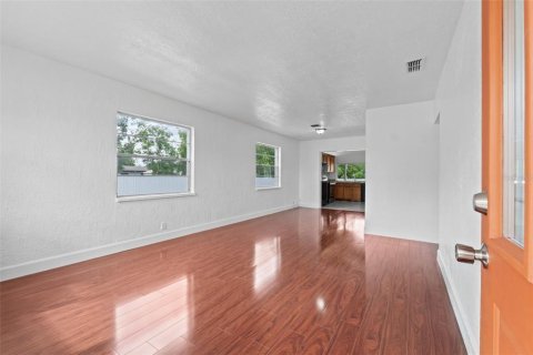 House in Tampa, Florida 4 bedrooms, 115.38 sq.m. № 1873560 - photo 5