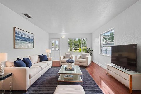 House in Tampa, Florida 4 bedrooms, 115.38 sq.m. № 1873560 - photo 9