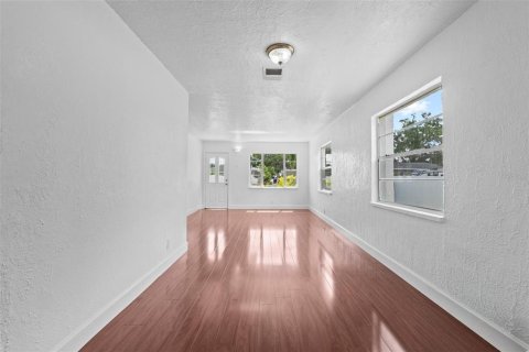 House in Tampa, Florida 4 bedrooms, 115.38 sq.m. № 1873560 - photo 12