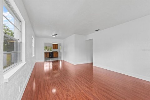 House in Tampa, Florida 4 bedrooms, 115.38 sq.m. № 1873560 - photo 14
