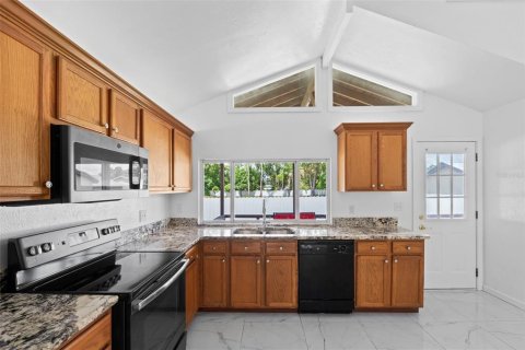 House in Tampa, Florida 4 bedrooms, 115.38 sq.m. № 1873560 - photo 19