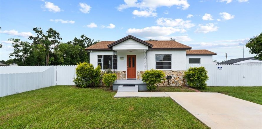 House in Tampa, Florida 4 bedrooms, 115.38 sq.m. № 1873560