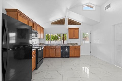 House in Tampa, Florida 4 bedrooms, 115.38 sq.m. № 1873560 - photo 20