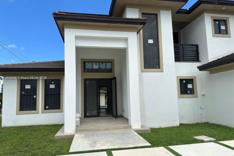 House in Miami, Florida 7 bedrooms, 102.84 sq.m. № 1955865 - photo 1