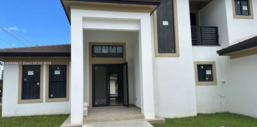 House in Miami, Florida 7 bedrooms, 102.84 sq.m. № 1955865