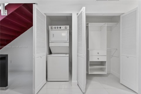 Condo in Miami, Florida, 1 bedroom  № 2076441 - photo 16