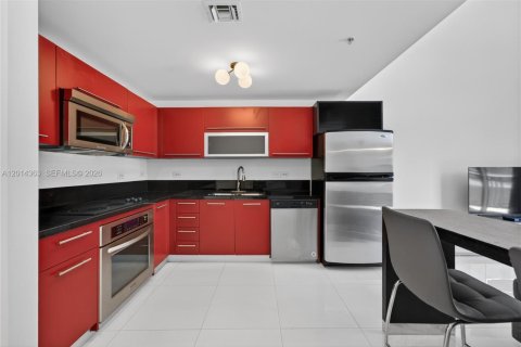 Condo in Miami, Florida, 1 bedroom  № 2076441 - photo 3