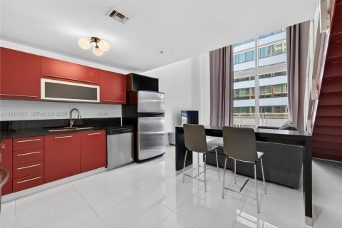 Condo in Miami, Florida, 1 bedroom  № 2076441 - photo 2