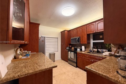 Villa ou maison à louer à Pembroke Pines, Floride: 3 chambres, 137.03 m2 № 2010940 - photo 5