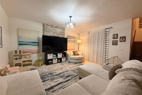 Villa ou maison à louer à Pembroke Pines, Floride: 3 chambres, 137.03 m2 № 2010940 - photo 2