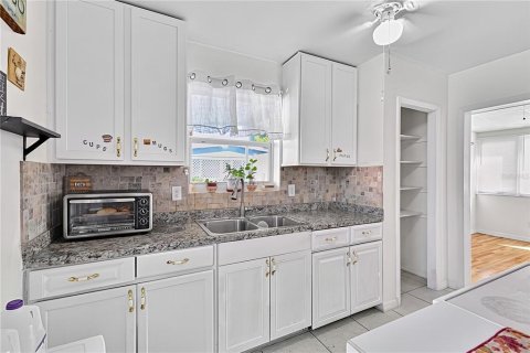 Villa ou maison à vendre à Port Charlotte, Floride: 3 chambres, 86.58 m2 № 2388182 - photo 5