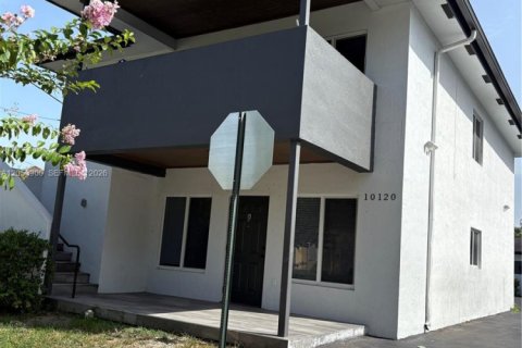 Коммерческая недвижимость в Майами, Флорида 302.4м2 № 2179482