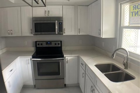 Townhouse in Oldsmar, Florida 2 bedrooms, 120.4 sq.m. № 2221501 - photo 2