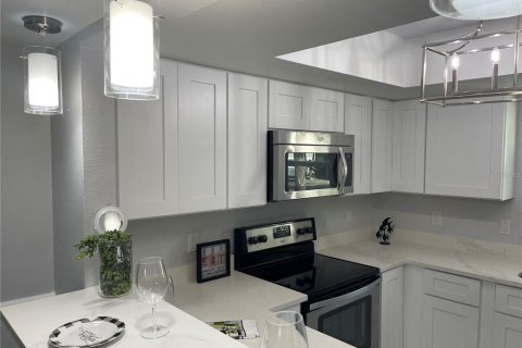 Townhouse in Oldsmar, Florida 2 bedrooms, 120.4 sq.m. № 2221501 - photo 5