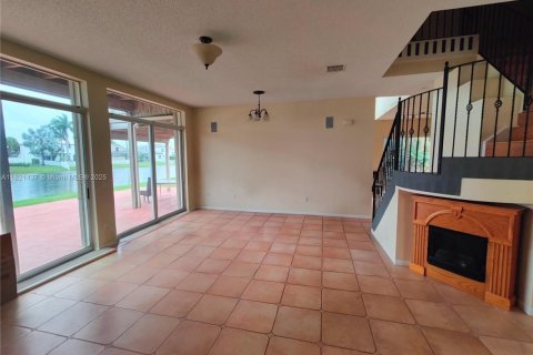 Casa en venta en Pembroke Pines, Florida, 4 dormitorios, 310.94 m2 № 1781686 - foto 4