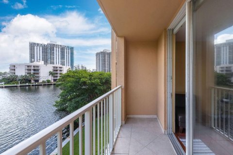 Снять в аренду кондоминиум в Авентура, Флорида 2 спальни, 102.19м2, № 1991500 - фото 23